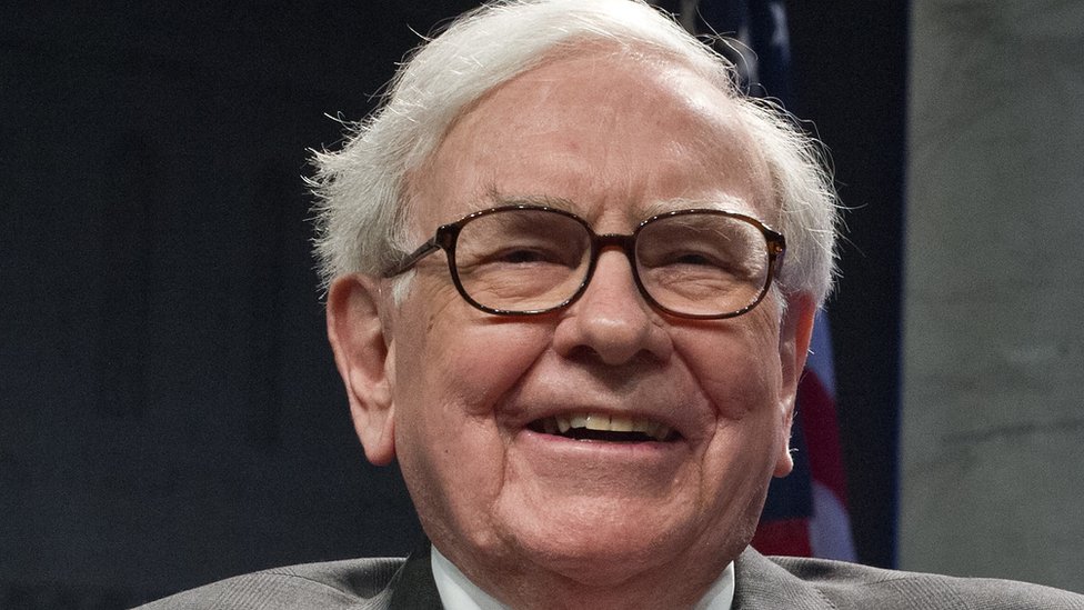 Buffett es la tercera persona más rica del mundo según la revista Forbes. También es uno de los más grandes inversores en el mundo y el mayor accionista y Director Ejecutivo de Berkshire Hathaway. Warren Buffett