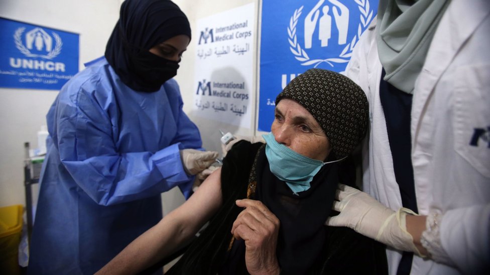 約旦馬弗拉克省（Mafraq）扎塔裏（Zaatari）難民營內一名年邁敘利亞難民老婦接受聯合國難民署人員注射新冠疫苗（16/2/2021）