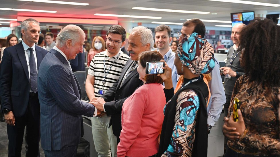 Princ Čarls se upoznao sa novinarima svetskog servisa BBC-ja tokom njegove posete sedištu medijske kuće