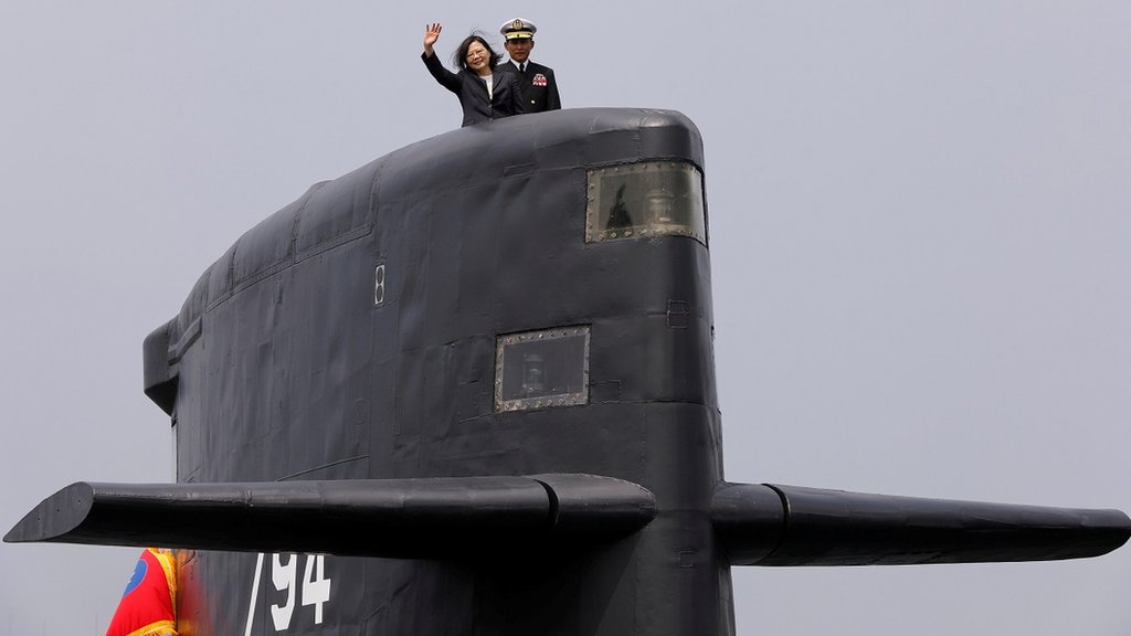 台灣總統蔡英文在訪問高雄海軍基地期間登上「海龍級」潛艇（SS-794）（2017年3月21日資料照片）。