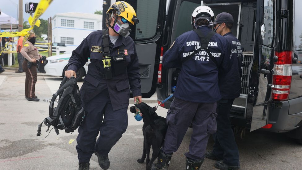 Miembros de la unidad de Búsqueda y Rescate del Cuerpo de Bomberos de Miami-Dade desplegados ante el derrumbe en Surfside.