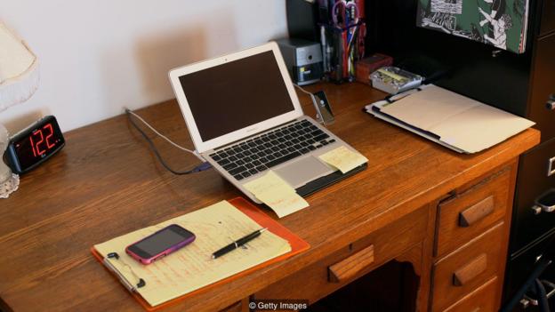 Muchos adultos con THDA tienen que recurrir a calendarios, relojes, computadores, para que les ayuden a ordenar su vida. Escritorio