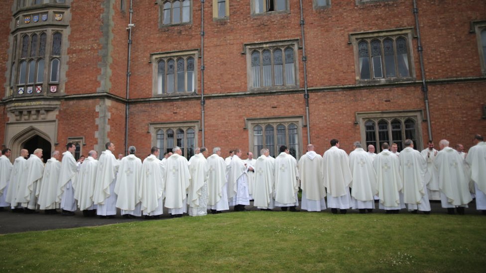 Sacerdotes y seminaristas frente al seminario católico Oscott College, en Inglaterra