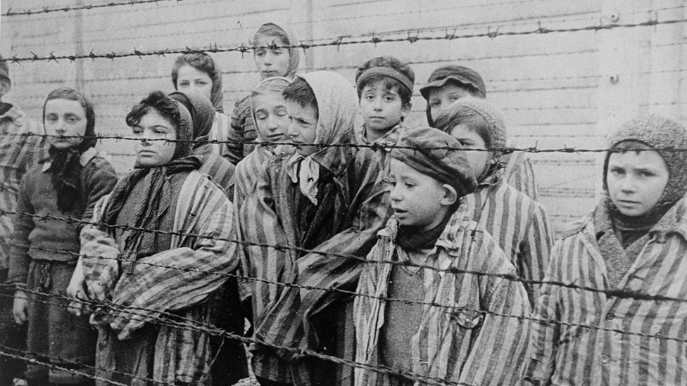 Niños sobrevivientes de Auschwitz, rescatados por tropas soviéticas