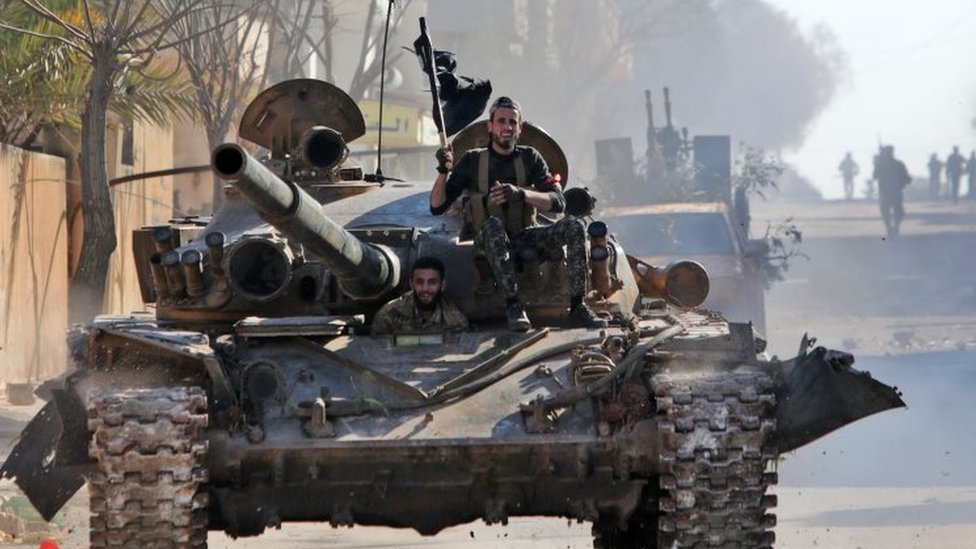 Сирийские боевики, поддерживаемые Турцией, едут на танке в городе Саракеб в сирийской провинции Идлиб. Фото: 27 февраля 2020 г.