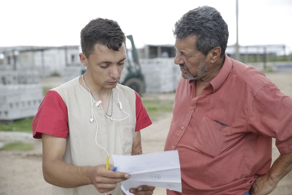 Луис Пароди разговаривает с мужчиной в тюрьме Пунта-де-Рьелес