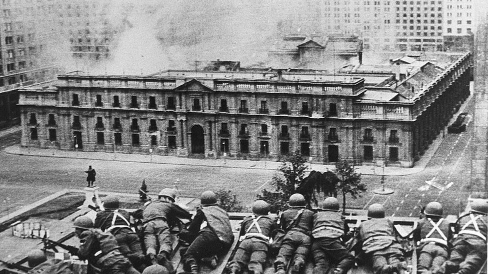El auge de las dictaduras militares en América Latina empujó a muchos al exilio. Y Francia fue el destino de muchos políticos e intelectuales de la región. Toma del Palacio de la Moneda durante el Golpe de Estado de 1973 en Chile
