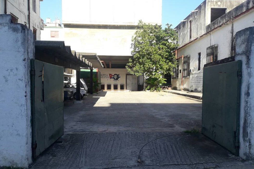 Uno de los costados de la guarnición que aún preserva la custodia, pero ahora casi siempre está abierto. Al fondo una cita de Ernesto "Che" Guevara: "Para alcanzar la cúspide de la vida hay que escalar los peldaños del sacrificio". Foto: Abraham Jiménez Enoa. Uno de los costados de la guarnición que aún preserva la custodia, pero ahora casi siempre está abierto.