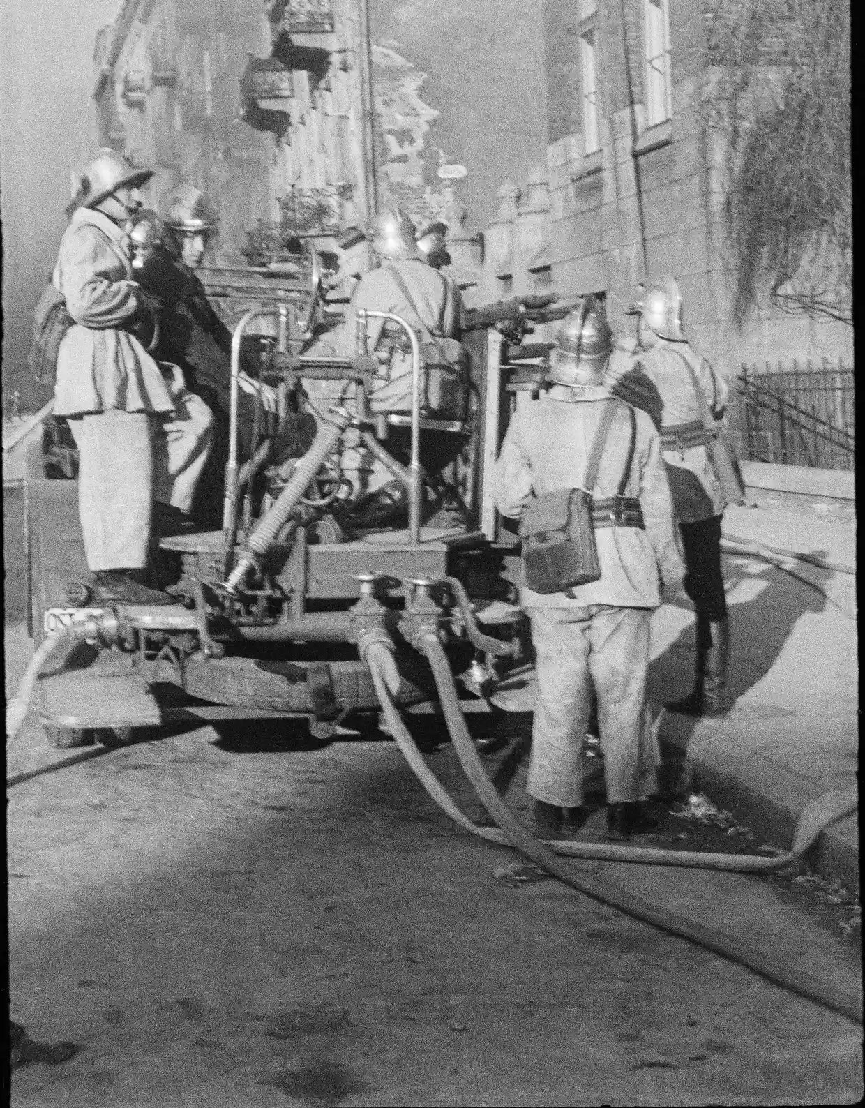 Bombeiros na Rua Nowolipie, ao lado do Hospital St Zofia