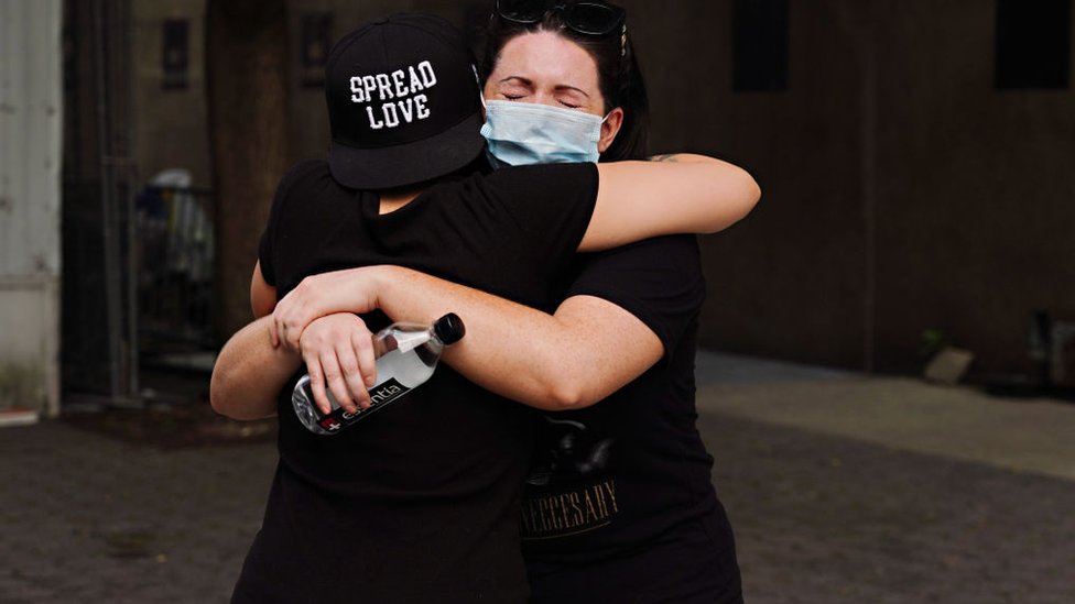 Люди обнимаются во время пандемии коронавируса 29 мая 2020 года в Нью-Йорке