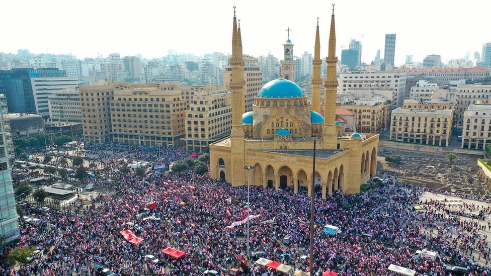 Cientos de manifestantes alrededor de una mezquita