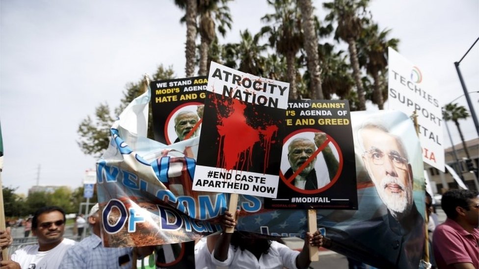 Демонстранты держат плакаты в знак протеста против премьер-министра Индии Нарендры Моди перед общественным приемом у центра SAP в Сан-Хосе, Калифорния, 27 сентября 2015 г.