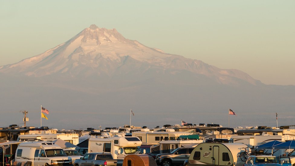 Millones de personas se han trasladado hacia el noroeste y centro de EE.UU. para poder apreciar el eclipse total de sol del lunes. Ore