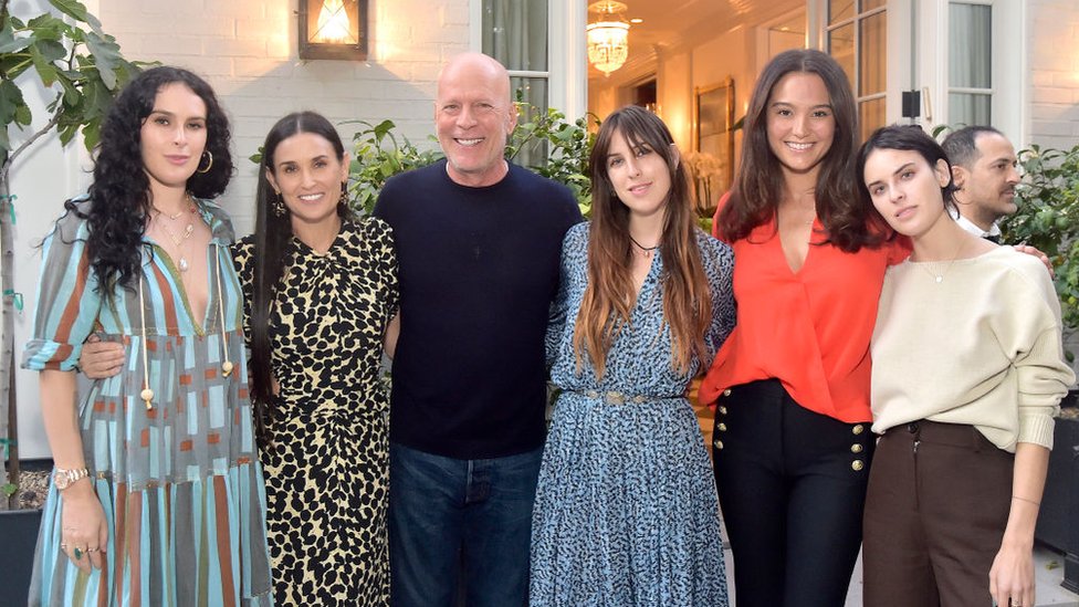 Soldan sağa Rumer Willis, Demi Moore, Bruce Willis, Scout Willis, Emma Heming Willis ve Tallulah Willis, 23 Eylül 2019, Los Angeles, California