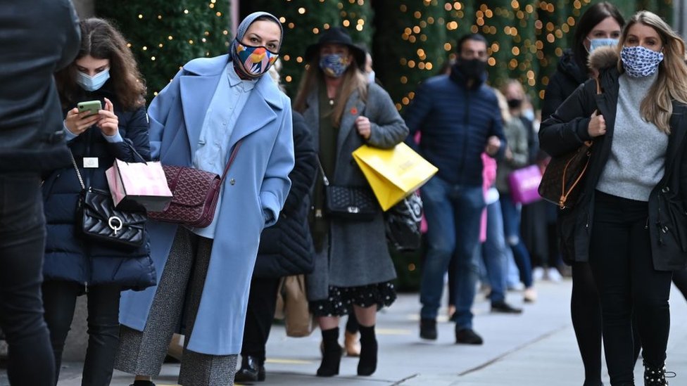 Рождественские покупатели перед закрытием на Оксфорд-стрит
