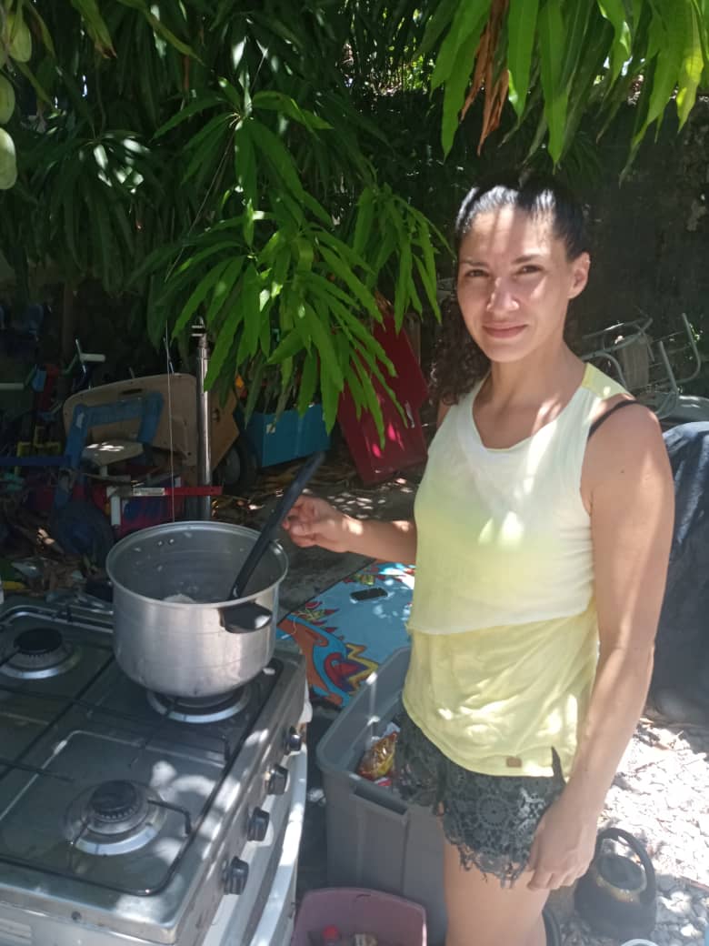 Consuelo Alzamora cocinando en su patio tras el terremoto de Haití.