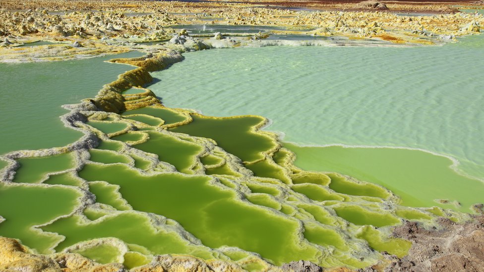 Los astrobiólogos estudian ambientes extremos como los lagos salados en la Tierra para entender cómo sobrevivir en Marte.