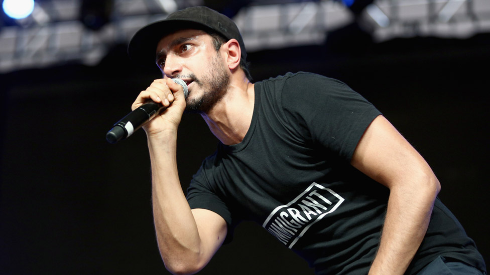 Риз Ахмед на сцене в 2017 году
