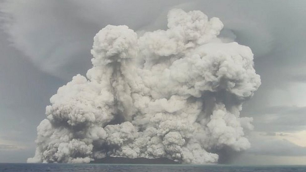 Una erupción se produce en el volcán submarino Hunga Tonga-Hunga Ha'apai frente a Tonga, el 14 de enero de 2022 en esta captura de pantalla obtenida de un video de las redes sociales.