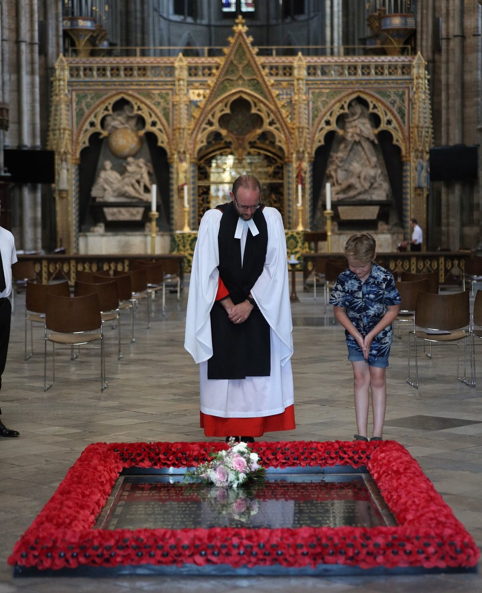 西敏寺大教堂法政牧師安東尼·波爾（中）及皇家禮拜堂副主任牧師保羅·懷特兒子托比·懷特（右）一同將碧翠絲公主的捧花放置在威斯敏斯特教堂中（17/7/2020）