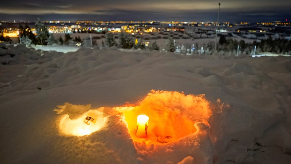 Свечи в снегу в Аск 2 января 2021 года