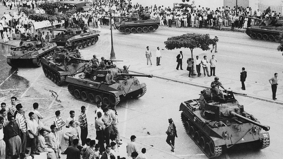 Un grupo de tanques cerca del Palacio presidencial de Miraflores, en Caracas en 1958.