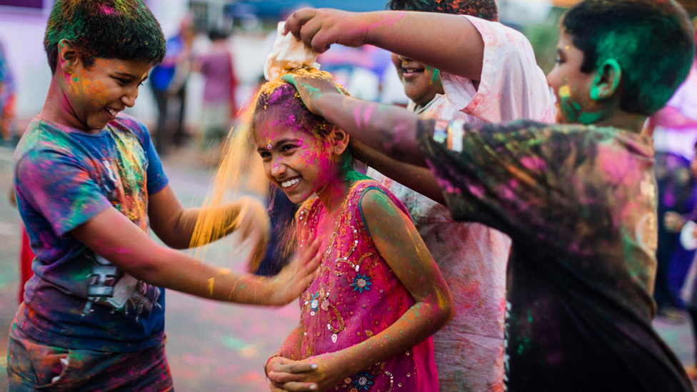 في اليوم التالي في مدينة ديربان الساحلية بجنوب إفريقيا ، الأطفال يشاركون في مهرجان هولي وهو مهرجان هندوسي يحتفل بالربيع والحب والحياة الجديدة