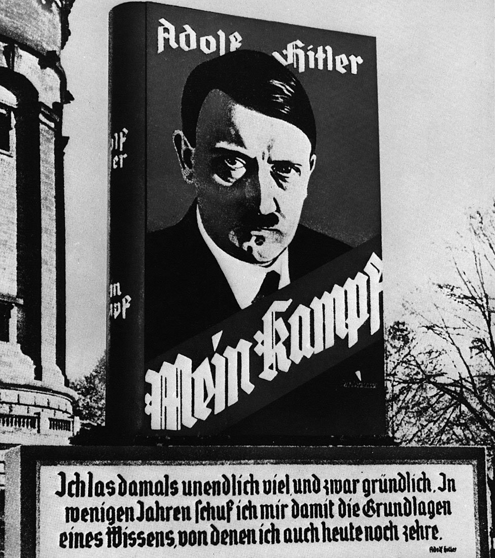 Adolf Hitler en un poster publicitando su libro 'Mein Kampf' (1925) en la calle de una ciudad alemana.