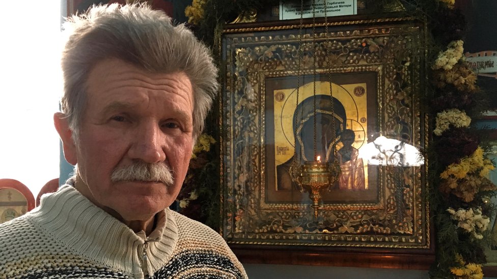 Viktor Kudrin with the icon given by Mikhail Gorbachev