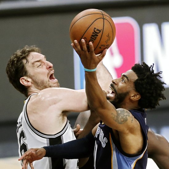 En el caso del baloncesto, los más experimentados se benefician lanzando la pelota desde abajo. Jugadores de baloncesto