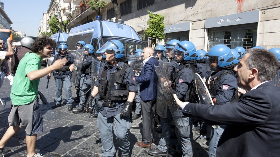 Demonstranti (levo) se sukobljavaju sa policajcima u pokušaju da uđu u poresku upravu tokom protesta protiv mera štednji u maju 2012. godine.