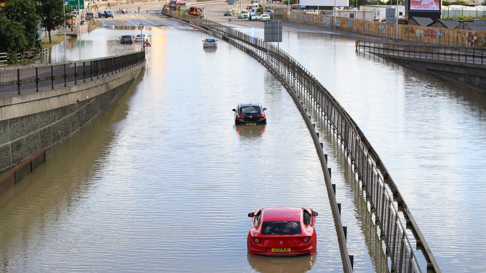Автомобили застряли на затопленном Северном кольцевом шоссе