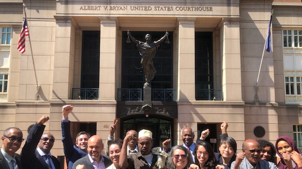 Г-н Варфаа (в центре) и его команда юристов в здании суда Вирджинии