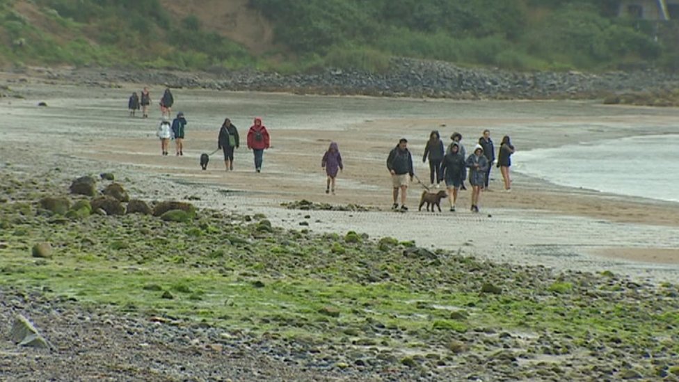 Туристы на пляже летом