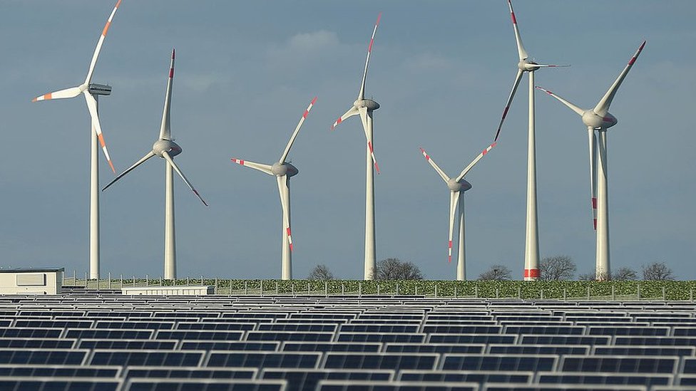 Paneles solares y generadores de energía eólica en un paisaje alemán.