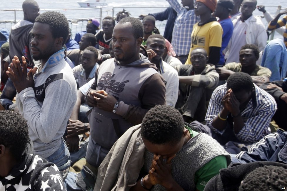 Мигранты молятся по прибытии на борт бельгийского военного корабля Godetia в гавань Трапани, Сицилия, Италия, среда, 24 июня 2015 г.