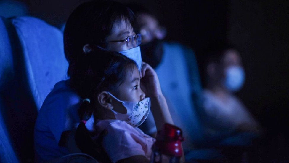 Çin'de sinemalar 6 ay sonra kapılarını açıyor