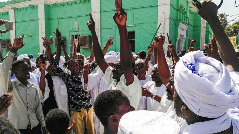 محتجون سودانيون يدعون البشير للتنحي