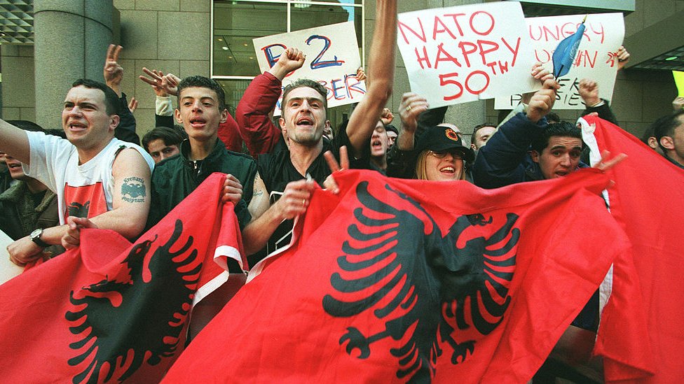Kosovares residentes en Nueva York celebrando los bombardeos de la OTAN.