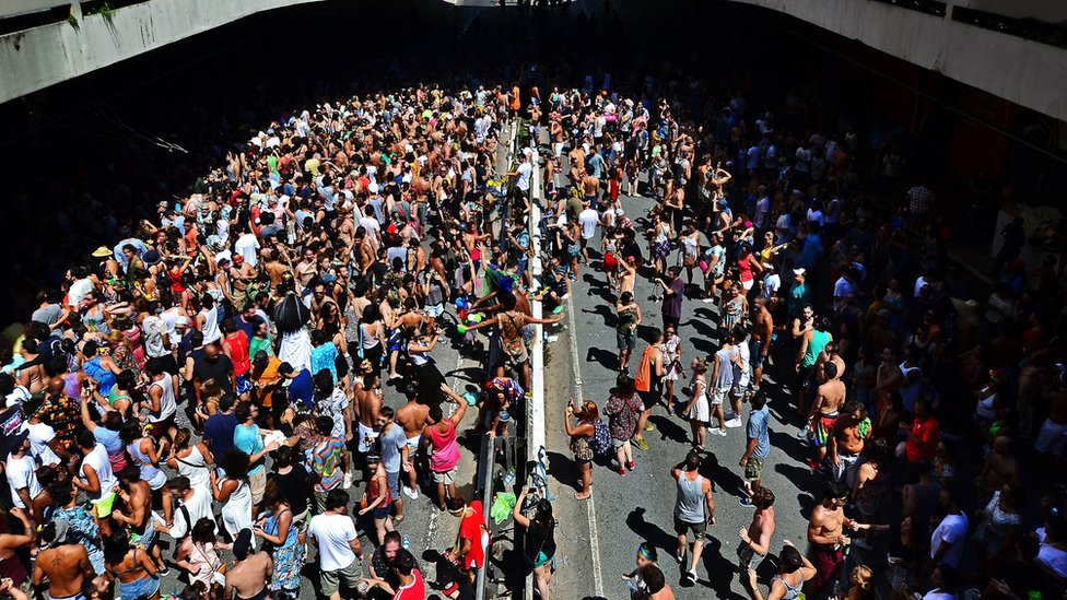 Aglomeração de pessoas em bloco de Carnaval na Av. Paulista, em São Paulo