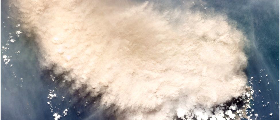 Una imagen satelital de los momentos posteriores a la erupción del volcán La Soufrière el viernes