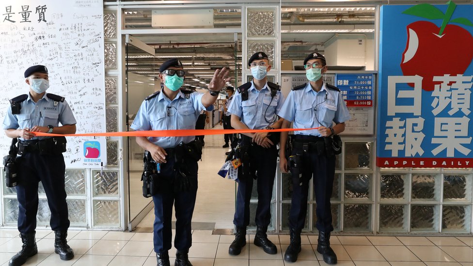 香港警方派出約200名警員進行搜查。