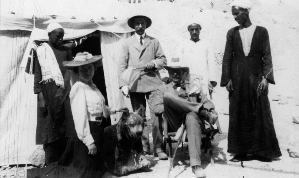 Howard Carter con 5 personas más y una carpa en el campamento de excavación