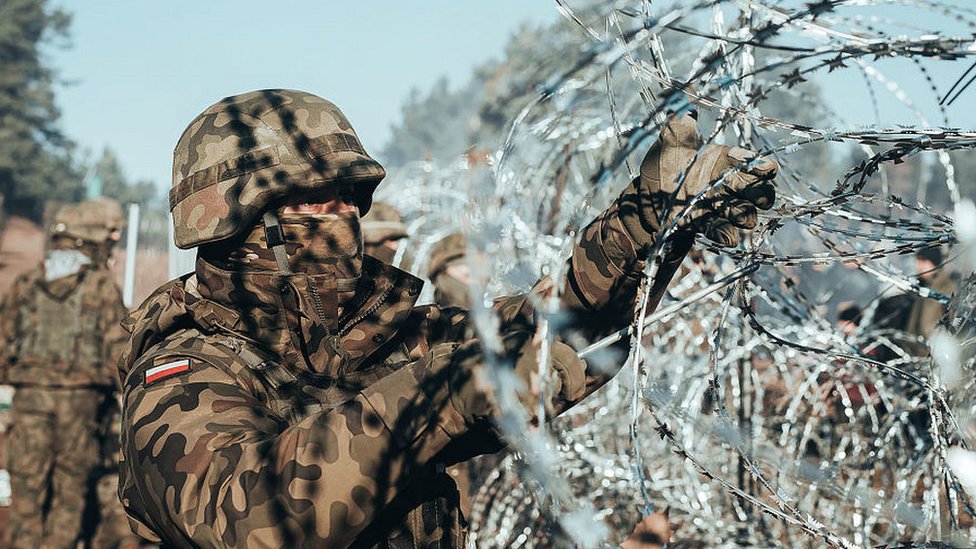 حرس الحدود الوطني البولندي يضع الأسلاك الشائكة