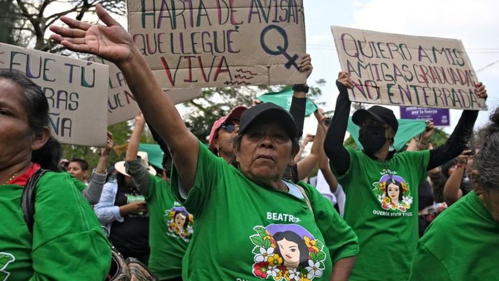 Manifestantes recuerdan el caso de Beatriz en medio de protestas a favor del aborto en El Salvador.