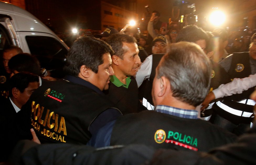 La Policía Nacional de Perú trasladó a Ollanta Humala y su esposa Nadine Heredia al Palacio de Justicia este jueves. El expresidente de Perú Ollanta Humala en medio de la multitud mientras es trasladado al Palacio de Justicia de Lima.