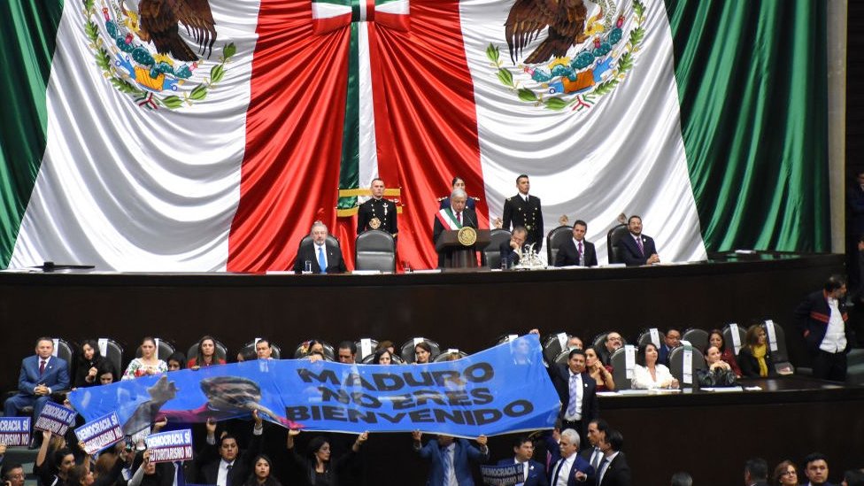 Aunque Maduro no acudió al acto en el Congreso de México, los diputados de oposición protestaron en su contra.
