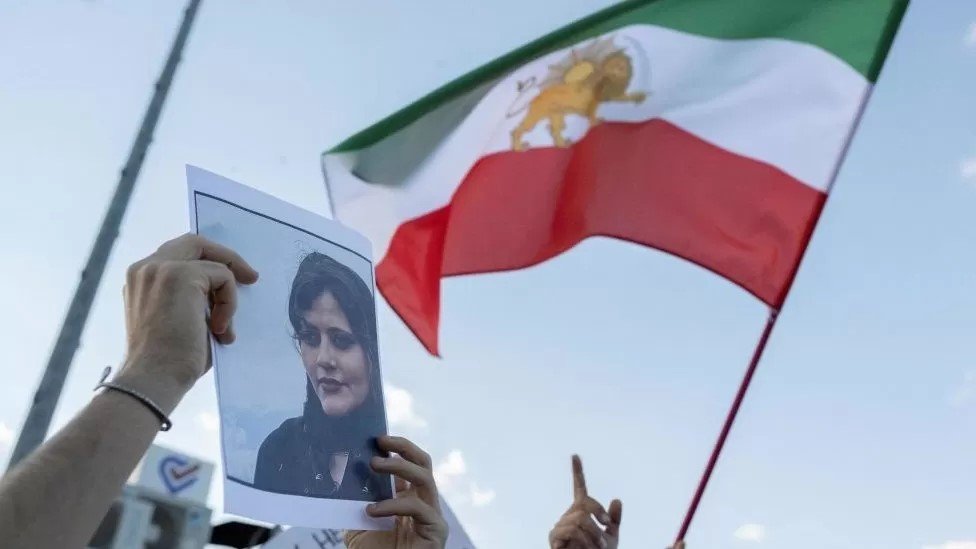 اندلعت الاحتجاجات في إيران في أعقاب وفاة الفتاة الكردية مهسا أميني، 22 عاما، بعد أن احتجزتها شرطة الأخلاق