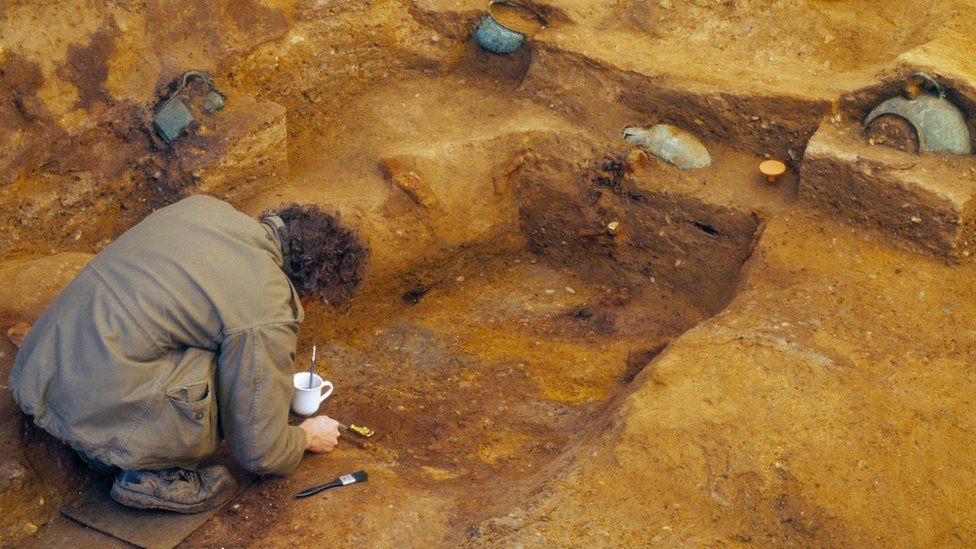 Археолог ведет раскопки в Притлвелле