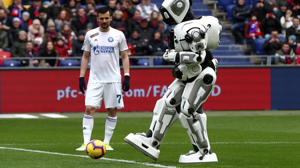 Робот Алеша играет в футбол